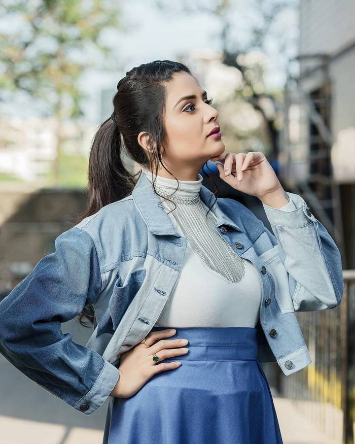 sreemukhi_ teluguvox_17